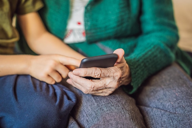 Nonna e nipote stanno guardando uno smartphone