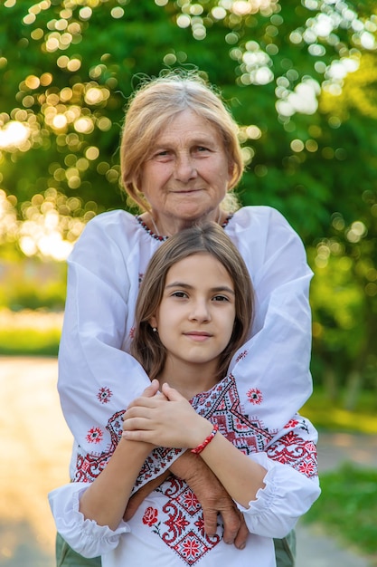 Nonna e nipote ucraine nel fuoco selettivo di vyshyvanka