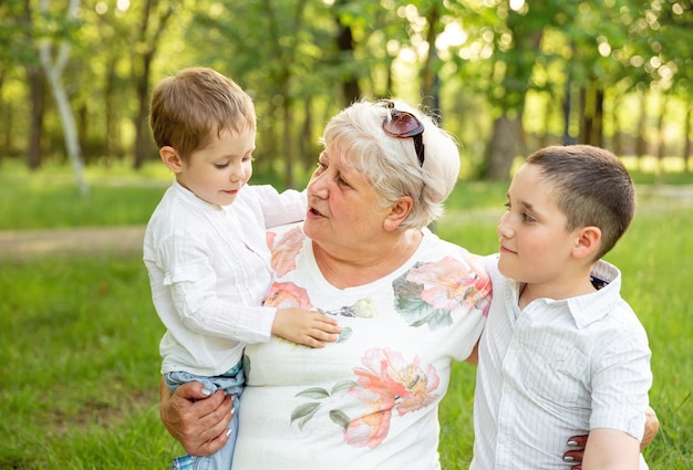 Nonna felice con i nipoti. Ritratto di famiglia sorridente