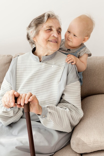 Nonna felice di trascorrere del tempo con il nipote