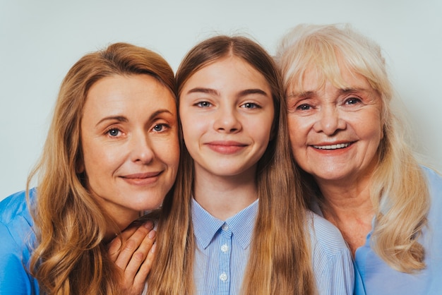 Nonna, figlia e nipote insieme a casa, momenti felici della vita domestica