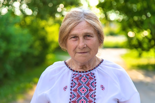 Nonna in abiti ricamati ucraini Messa a fuoco selettiva