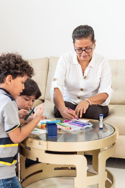 Nonna latina che trascorre del tempo insieme ai suoi nipoti a casa