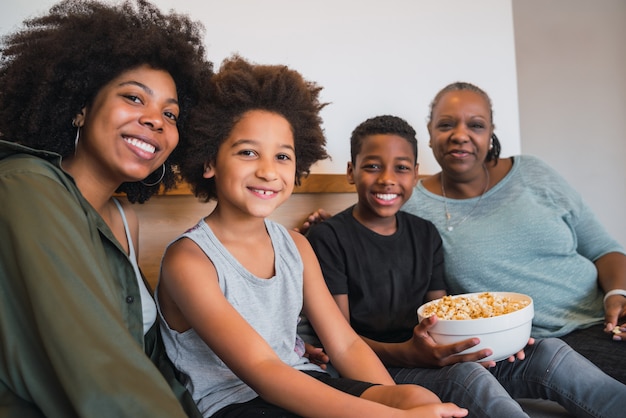 Nonna, madre e figli insieme a casa.