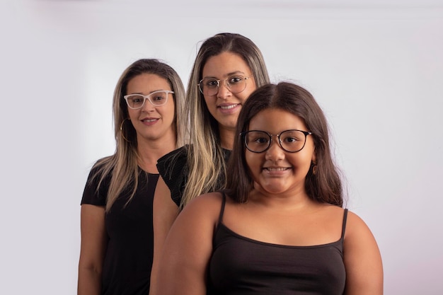 Nonna madre e figlia che indossano occhiali da vista in studio fotografico con sfondo bianco per il ritaglio