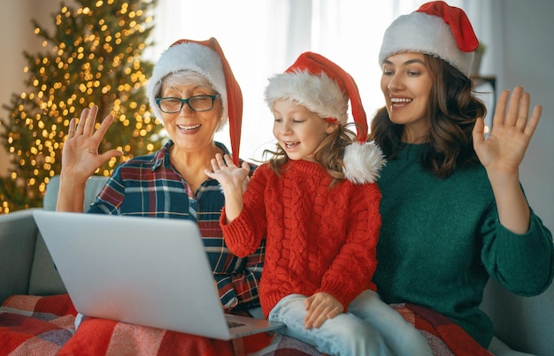 Nonna, madre e figlia stanno chiacchierando