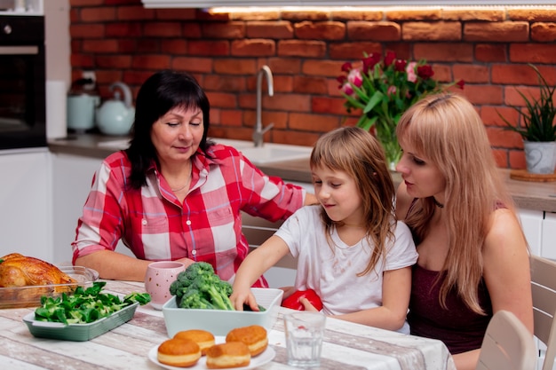 Nonna, madre e nipote si prendono il tempo in cucina