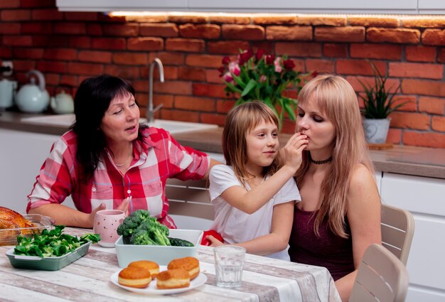 Nonna, madre e nipote si prendono il tempo in cucina