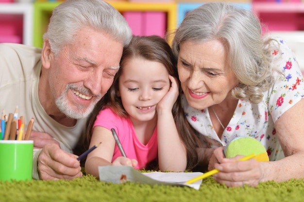 Nonni che giocano con la nipote