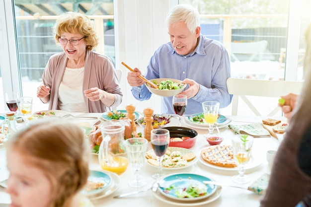 Nonni che godono del cibo al ricongiungimento familiare