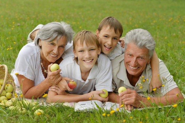 Nonni con bambini nel parco