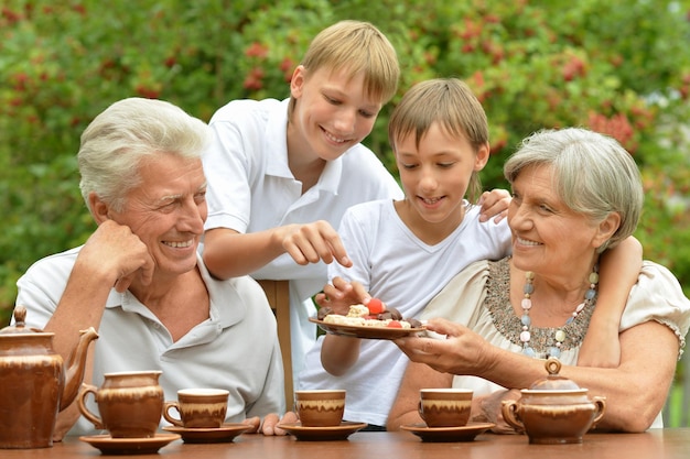 Nonni con i nipoti che mangiano