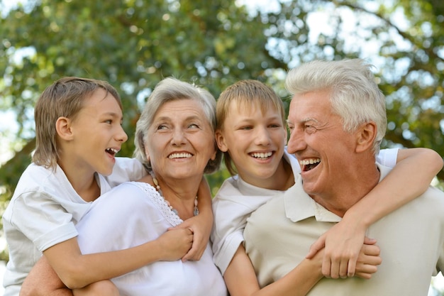 Nonni con nipoti che si divertono