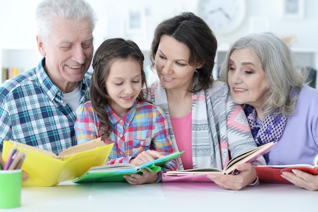 Nonni con una bambina carina che fanno i compiti insieme