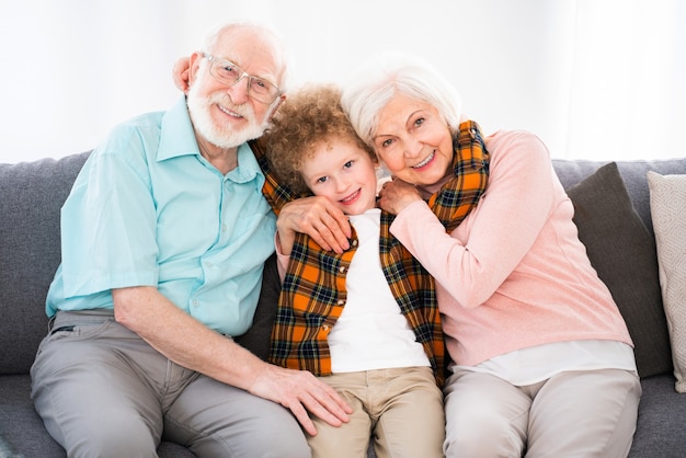 Nonni e nipote che giocano a casa - Famiglia a casa, nonna e nonno che si prendono cura del nipote