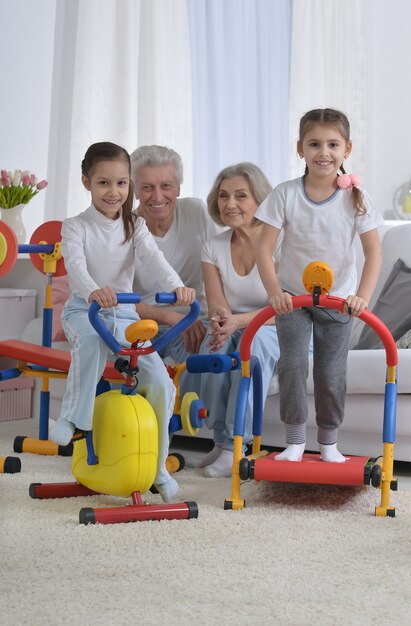 Nonni e nipotine che fanno ginnastica a casa