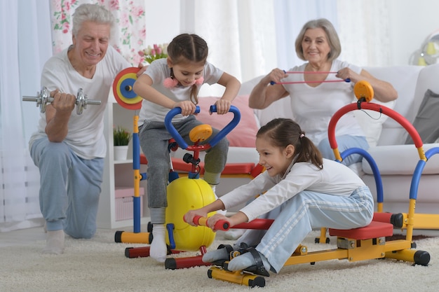 Nonni e nipotine che fanno ginnastica a casa