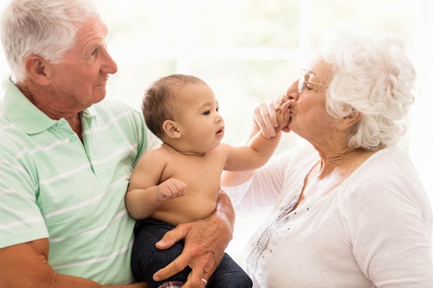 Nonni felici che giocano con il nipote a casa