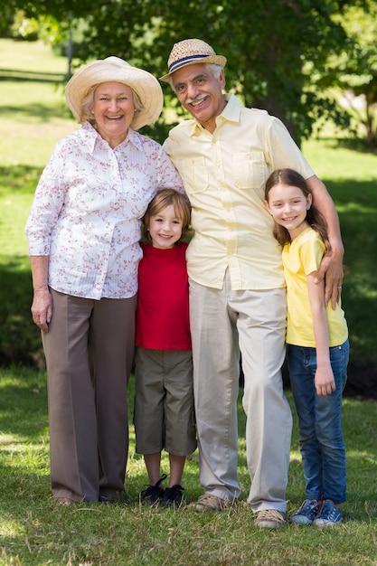 Nonni felici con i loro nipoti al giardino