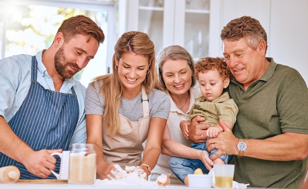 Nonni, genitori e bambini cucinano felici e si amano insieme in cucina Cucina in famiglia e sorridono di felicità trascorrono del tempo di qualità e si divertono mentre creano cibo e pasti a casa