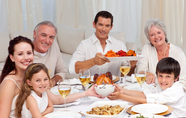 Nonni, genitori e figli che hanno una cena in famiglia