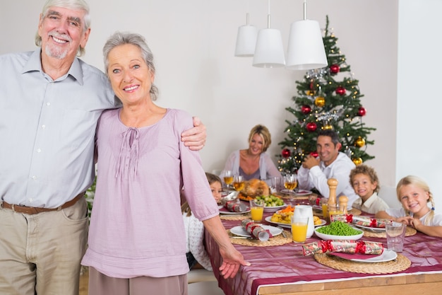 Nonni in piedi vicino al tavolo da pranzo