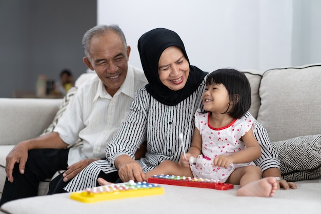 Nonno asiatico felice divertendosi con il nipote