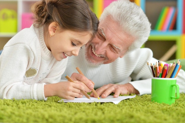 Nonno che gioca con la nipote in una stanza