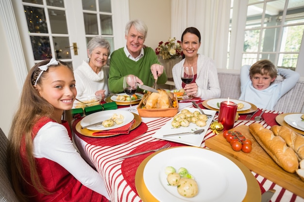 Nonno che intaglia il tacchino dei roats durante la cena di natale