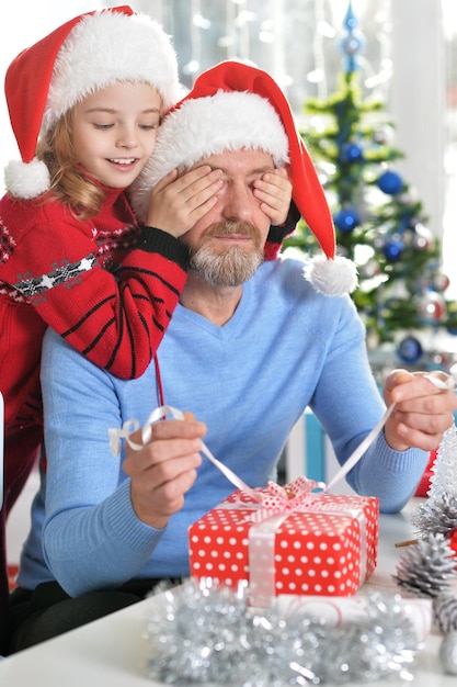 Nonno con la ragazza che si prepara per il Natale