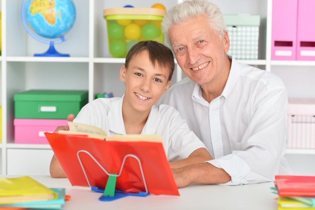 Nonno con nipote che fanno i compiti a casa