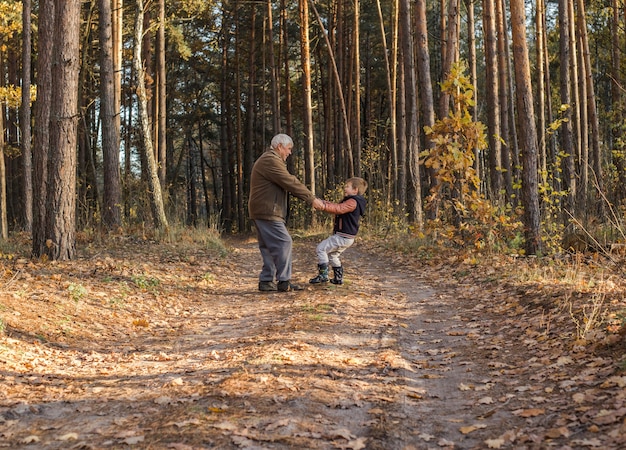 Nonno divertendosi con suo nipote all'aperto.