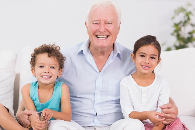 Nonno e bambini seduti sul divano