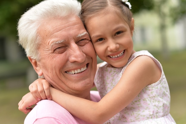 Nonno e la sua nipotina insieme nel parco