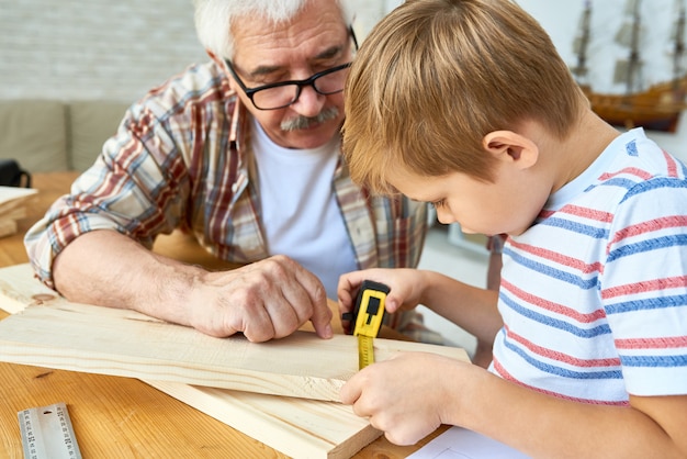 Nonno e Little Boy che lavorano insieme