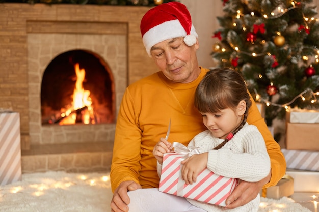 Nonno e nipote aprono il regalo di Natale