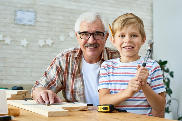 Nonno e nipote che posano insieme