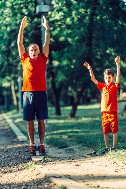 Nonno e nipote che si esercitano nel parco