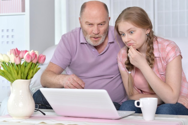 Nonno e nipote che usano il computer portatile