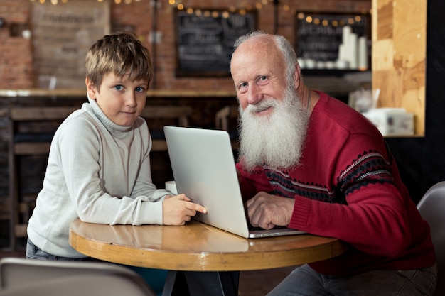 Nonno e nipote con laptop