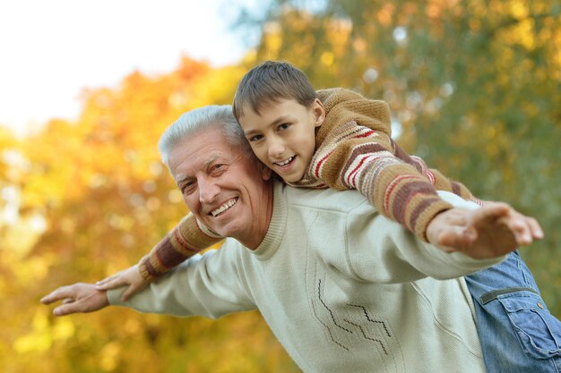 Nonno e nipote insieme nel parco autunnale