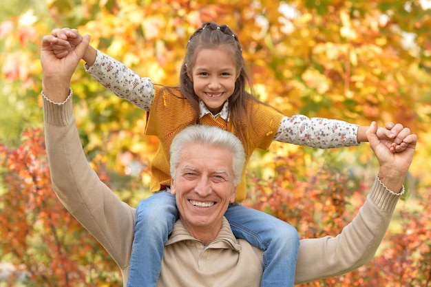 Nonno e nipote si divertono