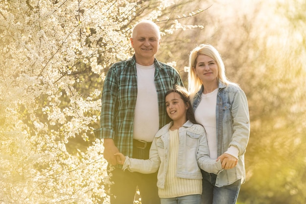 Nonno e nipote. Vecchi e giovani. Concetto di età pensionabile. Senior giardiniere in un giardino urbano