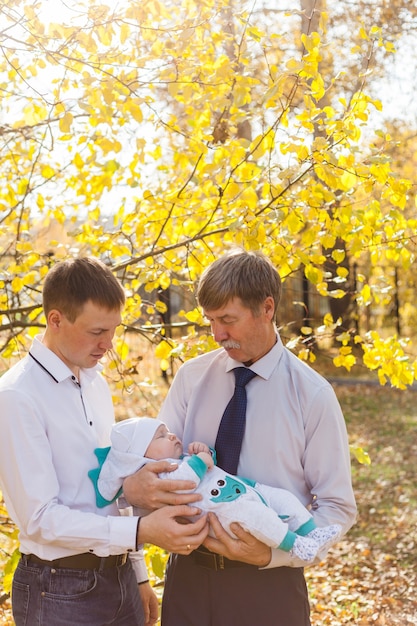 Nonno e padre con un bambino all'aperto