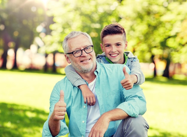 nonno e ragazzo che mostrano i pollici in estate