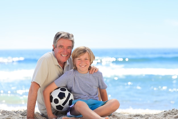 Nonno e suo nipote con una palla