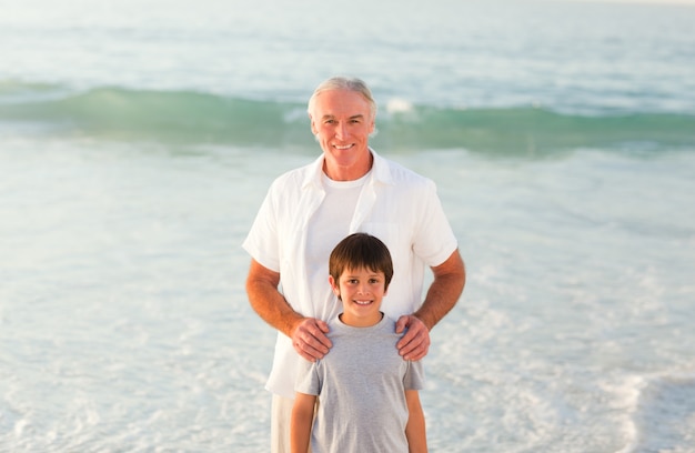 Nonno e suo nipote in spiaggia