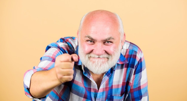 Nonno in pensione uomo barbuto maturo in camicia a scacchi uomo anziano felice con barba grigia salone di barbiere e parrucchiere moda maschile emozioni positive felice vecchio nonno uomo di successo