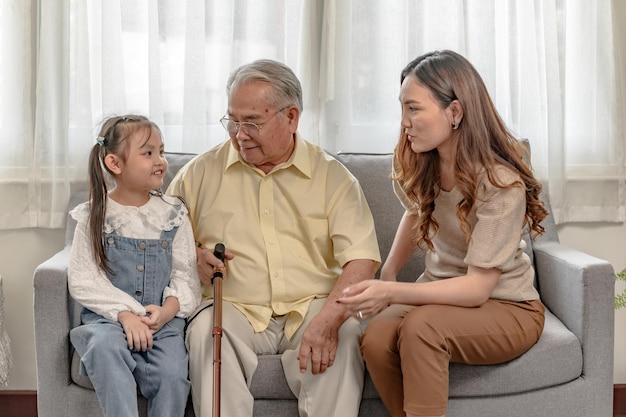 Nonno insieme con la famiglia a casa. Stile di vita in età pensionabile in vacanza.