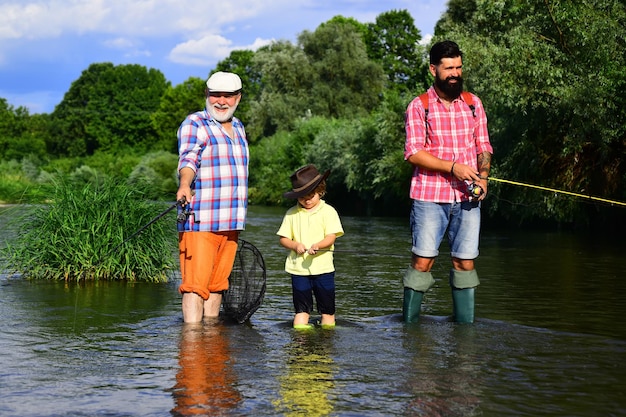 Nonno, padre e nipote che pescano insieme Nipote con padre e nonno che pescano al lago